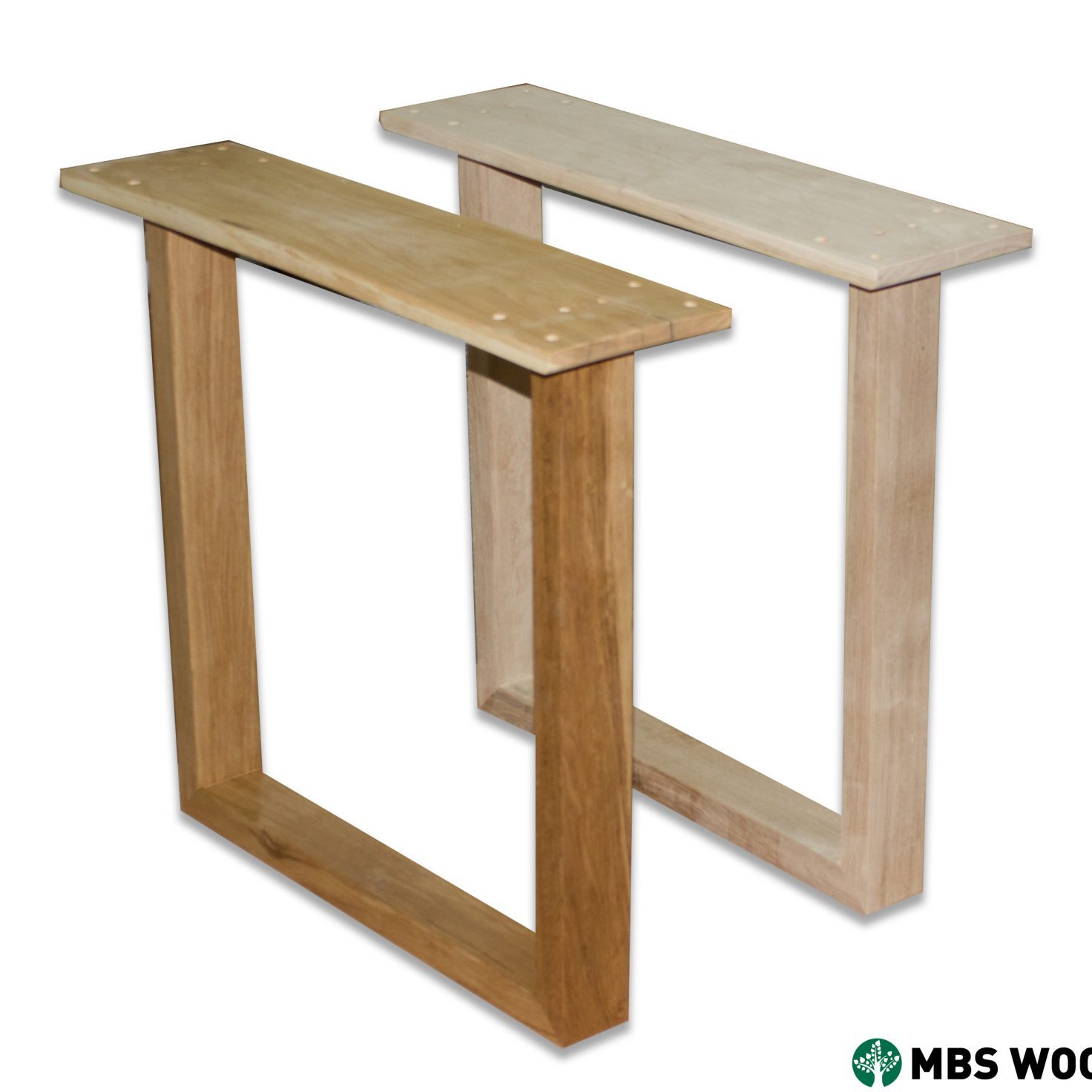 Drewniane nogi do stołu jadalnego pokryte czystym olejem